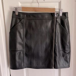 Vegan leather skirt with zipper and pockets